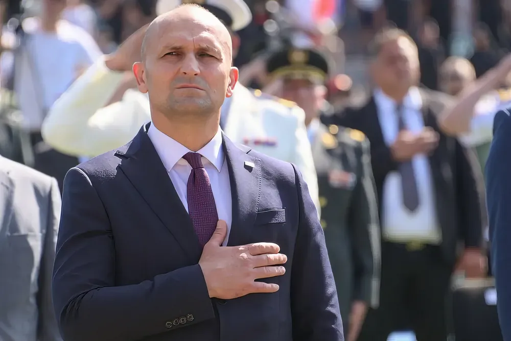 Kiskorúként, 17 évesen vonult be önkéntesként a horvát hadseregbe, bejárta az ország harctereit, profi katonaként, a 3. gárdabrigád, a Menyétek tagjaként vonult nyugdíjba