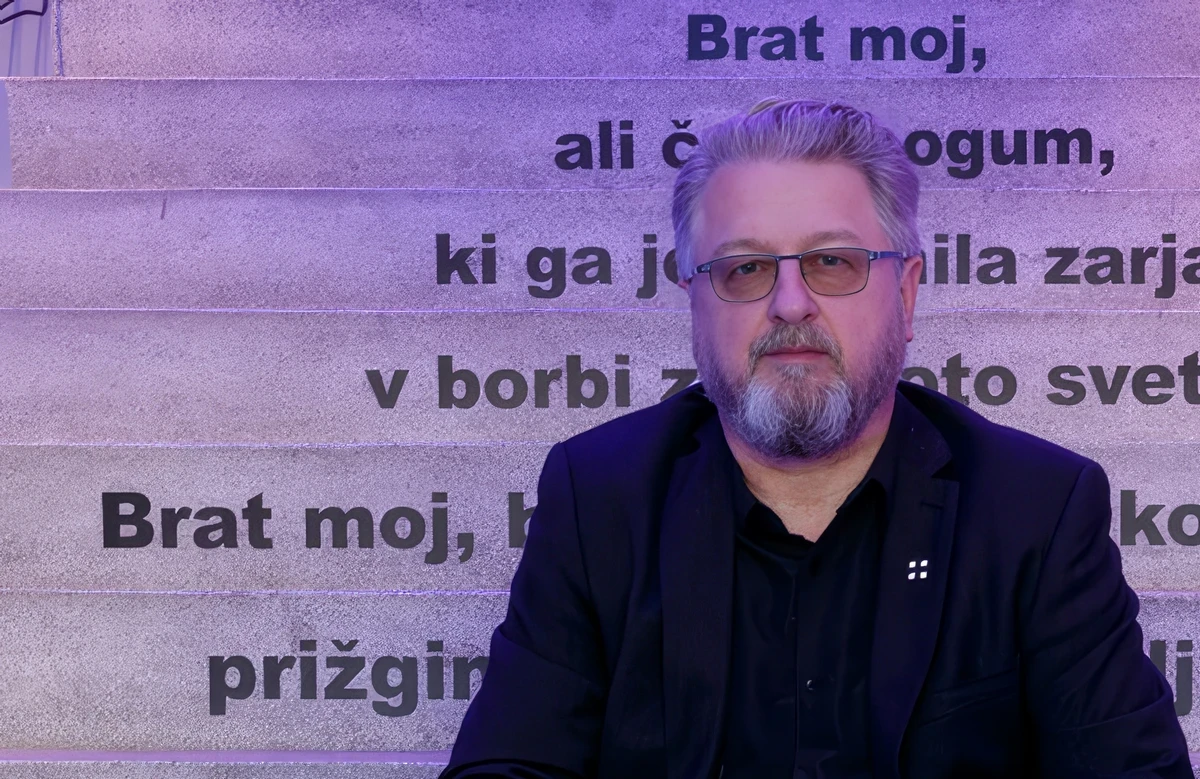 Ivan Novak gyakran használja a Jan / Jani Novak illetve Ivo Saliger neveket is, a Laibach egyik alapítója és frontembere, csak zenei rokonságban van Novák Jánossal, de ők ketten más műfajt űznek