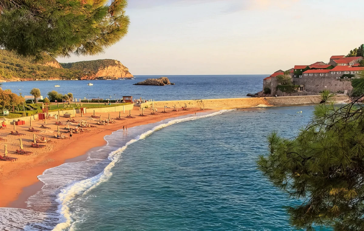 Azért Montenegróban is vannak drága helyek, ezek közül az egyik Sveti Stefan. A montenegrói kormány és az Aman között zajló szerződéses vita miatt azonban a sziget teljesen le van zárva a turisták elől, csak a strand egy része használható