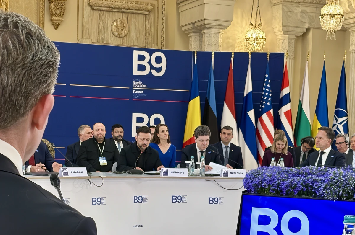 Bukarestben jártam a B9 + Északi Csúcsértekezleten Zelenszkij ukrán elnök, Mark Rutte NATO-főtitkár és az amerikai képviselők társaságában. A találkozó megmutatta, hogy mennyire szorosan összekapcsolódik a biztonság a Fekete-tengertől a Balti-tengerig és az Arktiszig - írta az X platformon a svéd védelmi miniszter