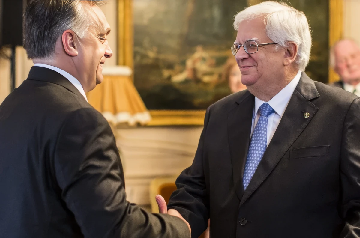 A magyar érdekek támogatásáért a Magyar Érdemrend középkeresztje kitüntetést adta át Orbán Viktor 2016. április 14-én Lisszabonban Mário David portugál politikusnak, korábbi néppárti uniós parlamenti képviselőnek
