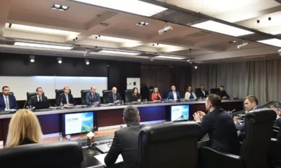 Ülésezik a montenegrói kormány, nekünk háttal ül Milojko Spajić miniszterelnök, éppen kézzel-lábbal magyaráz (Forrás: X platform, montenegrói kormány)