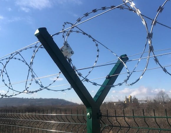 BALKÁNI ABSZURD: Szerbek építenek kerítést a horvátok és a szlovénok közé 2