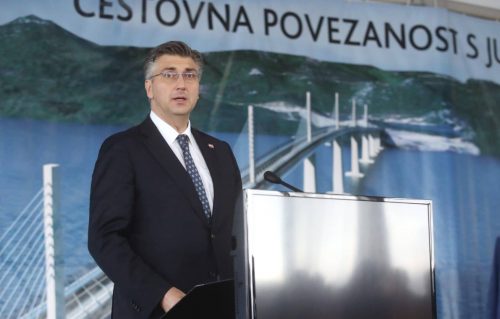 Zágrábból jöttem, Plenki a pelješaci tengerhídnál