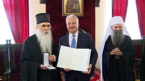 A VÖRÖS PÜSPÖK: Magyar állami kitüntetést kapott a bácskai pravoszláv püspök, aki a szerb egyház nacionalista vonulatához tartozik 5