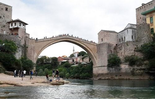 PIROS-FEHÉR SAKKTÁBLA: Száva-parti bástya, avagy támadó huszár Hercegovinában? 4 PIROS- FEHÉR SAKKTÁBLA: Száva-parti bástya, avagy támadó huszár Hercegovinában?