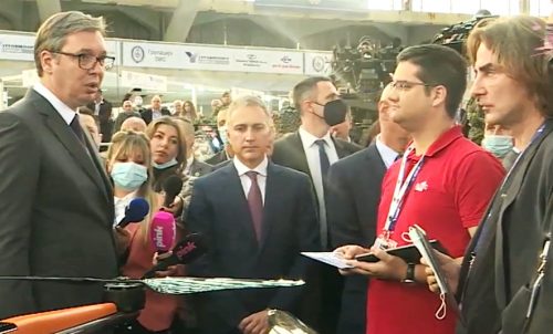 MÉDIAKATONÁK: Újságíróról neveztek el egy szerb multifunkcionális páncélos járművet, miközben a belgrádi Pink TV "fejleszti" az első szerb drónt 2