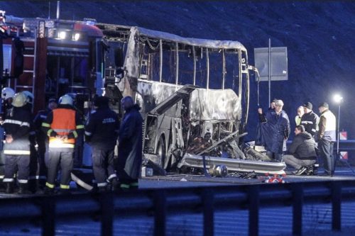 CSOPORTOS KIRÁNDULÁS A HALÁLBA: Legkevesebb 45 ember, köztük 12 gyerek halt meg, miután egy busz karambolozott és kigyulladt Bulgáriában 2 CSOPORTOS KIRÁNDULÁS A HALÁLBA: Legkevesebb 45 ember, köztük 12 gyerek halt meg, miután egy busz karambolozott és kigyulladt Bulgáriában
