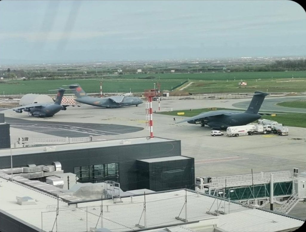 Y-20A gépek a batajnicai repülőtéren