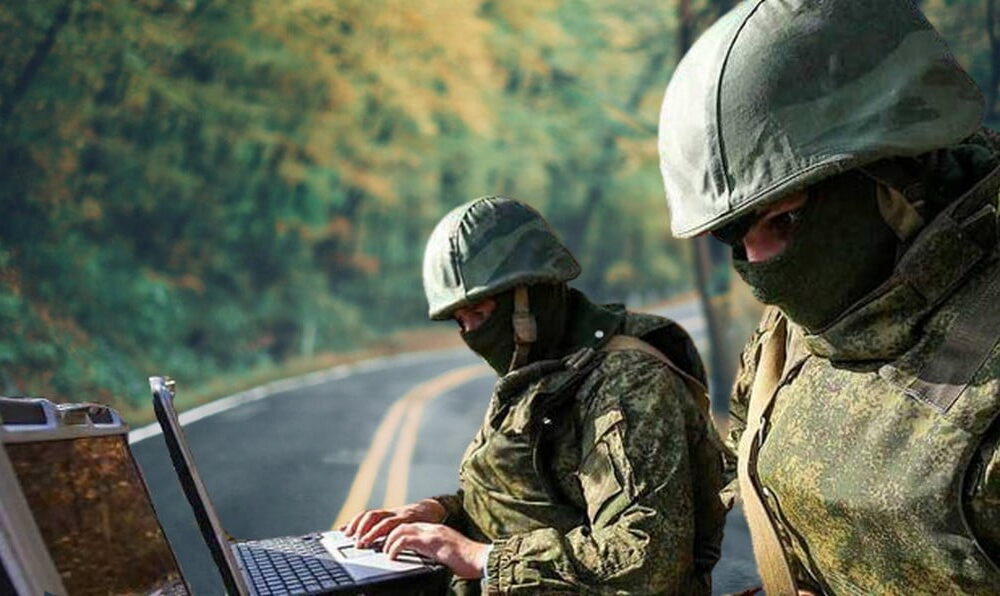Az "e-mail harcosok" a nyugati politikai irányvonal mellett sorakoztak fel, ha csak az egész nem egy nagy blöff