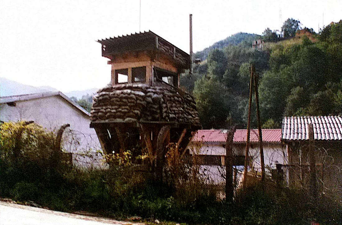 ELMENTEK: A potočari tábor a hollandok távozása után (A szerző felvétele)