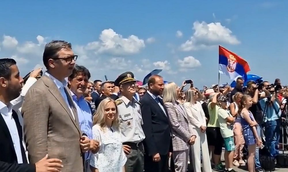 SZÁRNYAT KAPOTT: A vasárnapi műszakot is vállaló Aleksandar Vučić megnyitotta a Kruševac melletti Rosulje repülőteret