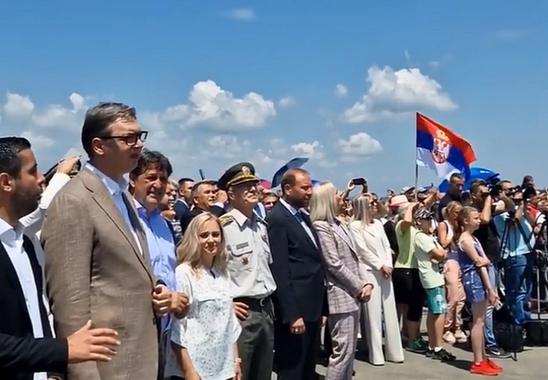 SZÁRNYAT KAPOTT: A vasárnapi műszakot is vállaló Aleksandar Vučić megnyitotta a Kruševac melletti Rosulje repülőteret