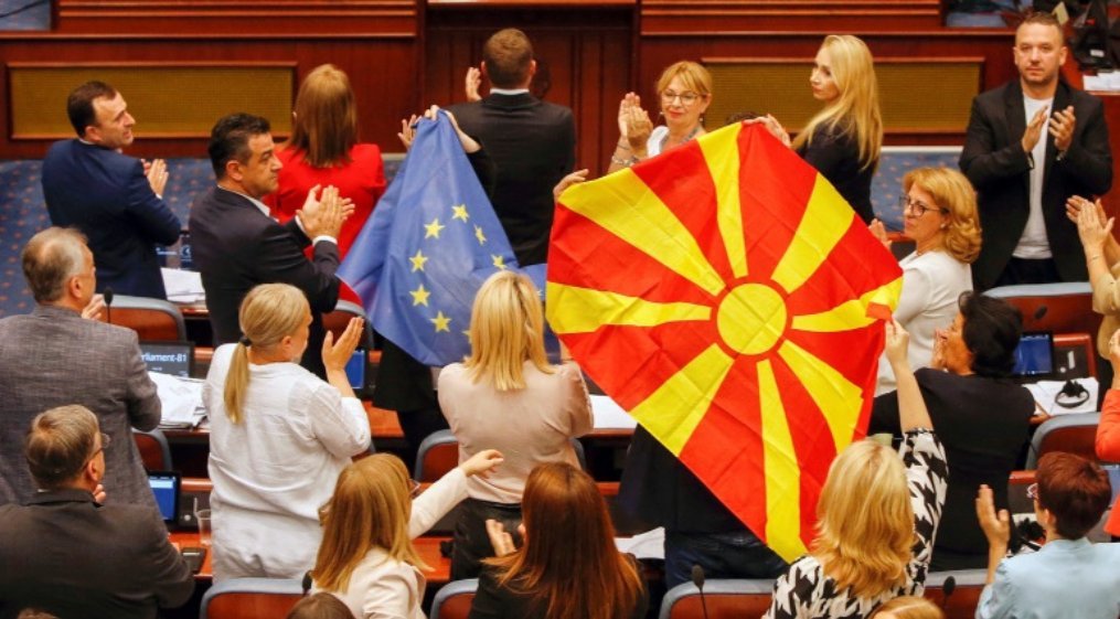 ZÁSZLÓBONTÁS: A kormány az első csatát megnyerte, a döntő ütközet azonban hátravan