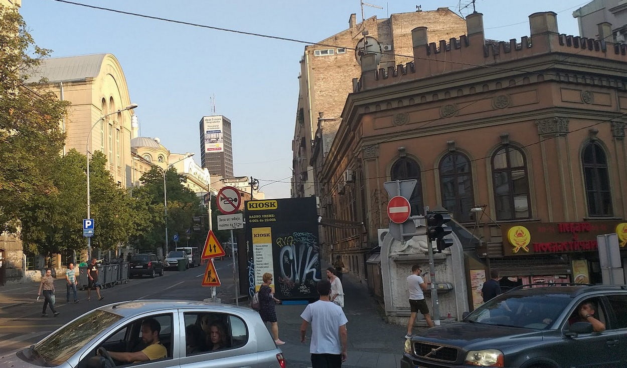 FOGYÁS: Évente egy város tűnik el Szerbiában, a képen egy belgrádi utca, háttérben a Beograđanka