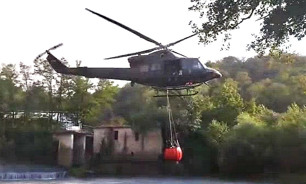OLTÁS: Vizet vesz fel az oltásban résztvevő egyik helikopter