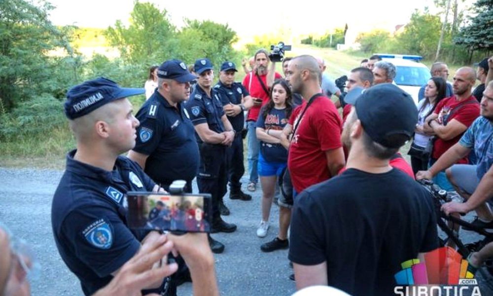 Rendőrök akadályozták meg a feltüzelt tömeget, hogy bemenjen az erdőbe