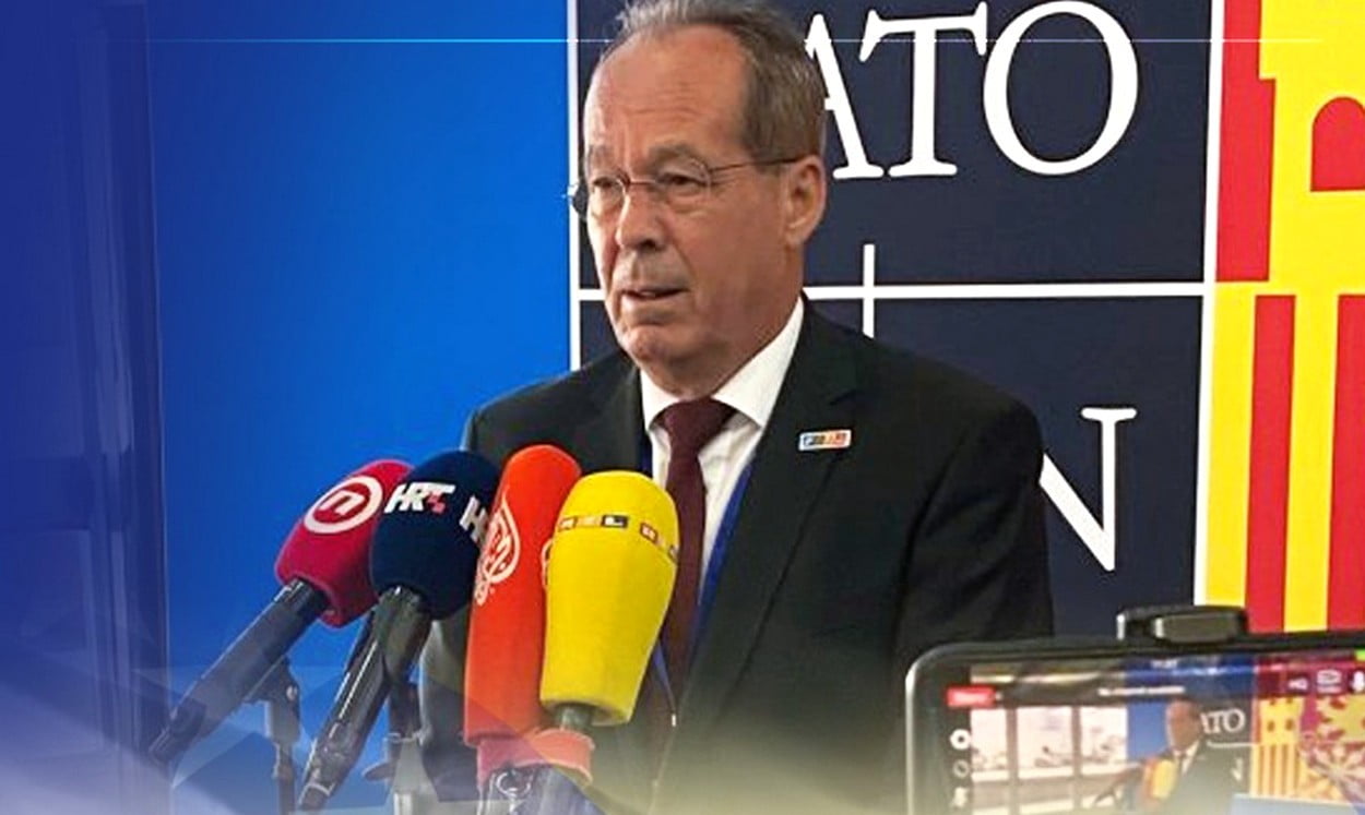 Képes lesz-e a NATO integrálni Bosznia-Hercegovinát, és annak mik lesznek a következményei? A képen Sifet Podžić bosznia-hercegovinai védelmi miniszter