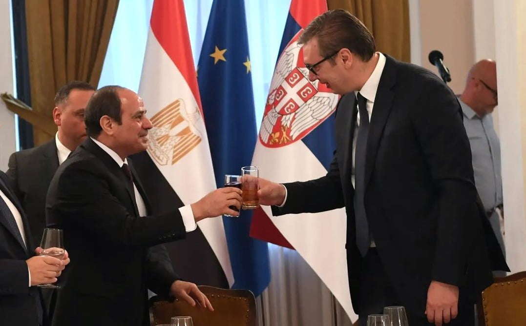 ISZOGATTAK: Vajon mit töltöttek a pohárba?