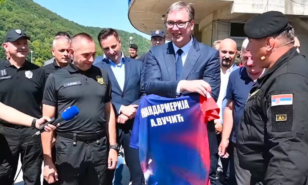 TISZTELETBELI CSENDŐR: A szerb államfő névre szóló pólót kapott a június 22-én tartott rendőrségi gyakorlaton
