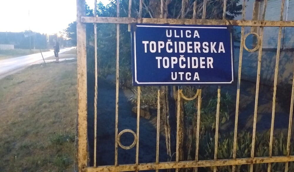 EMBERCSEMPÉSZET: Egy fiatalember megmutatta, hogy a taxisok meddig viszik a migránsokat. Ez a Topcsideri utca sarka, ahonnan a magyar kerítésig lehet kijutni