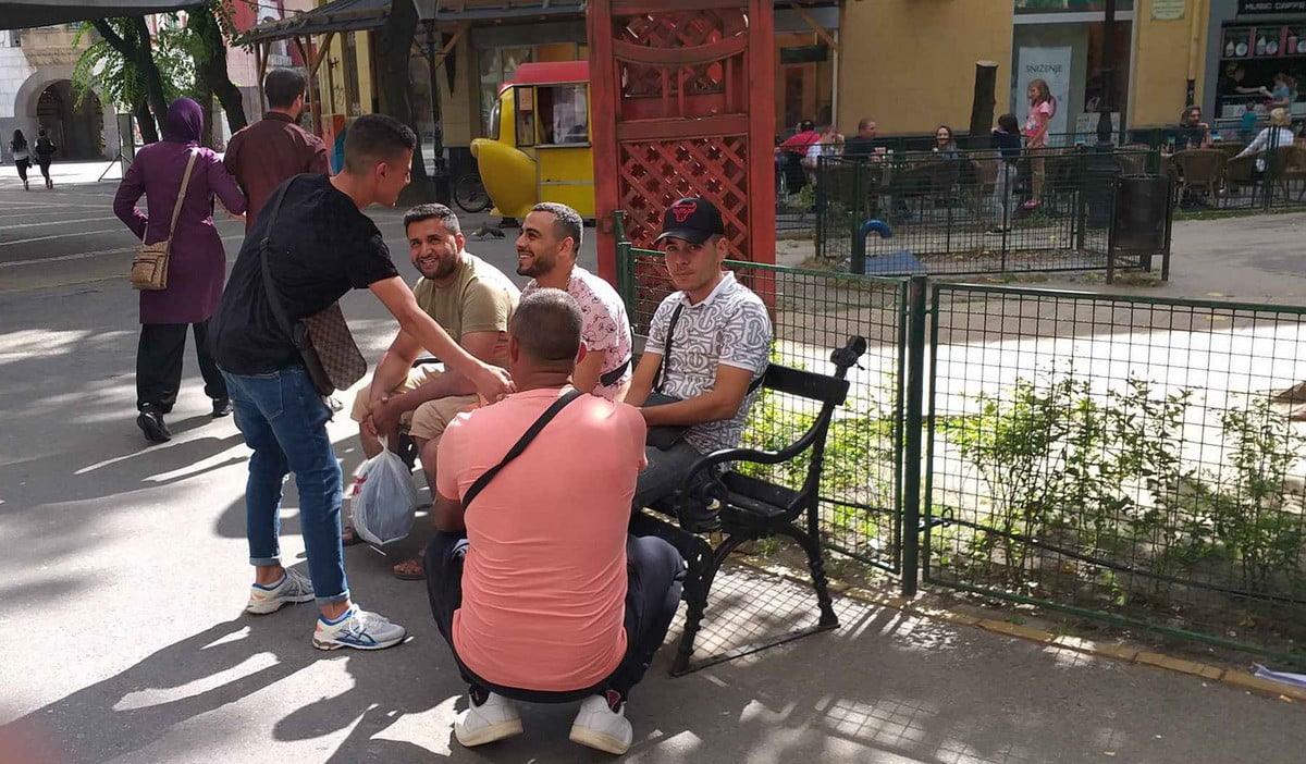 MIGRÁNSCITY: Tunéziai migránsok Szabadka központjában, láthatóan jó kedvük van