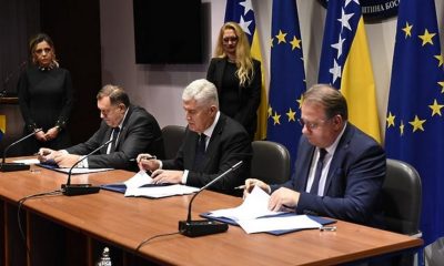 A nagyon bosnyák Demokratikus Akciópárt kimarad a kormányból. A képen Milorad Dodik (baloldalt), Dragan Čović (középen) és Nermin Nikšić (jobbra) a koalíciós szerződés aláírásakor