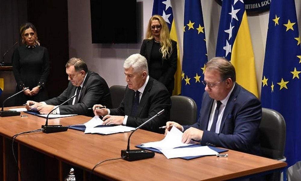 A nagyon bosnyák Demokratikus Akciópárt kimarad a kormányból. A képen Milorad Dodik (baloldalt), Dragan Čović (középen) és Nermin Nikšić (jobbra) a koalíciós szerződés aláírásakor