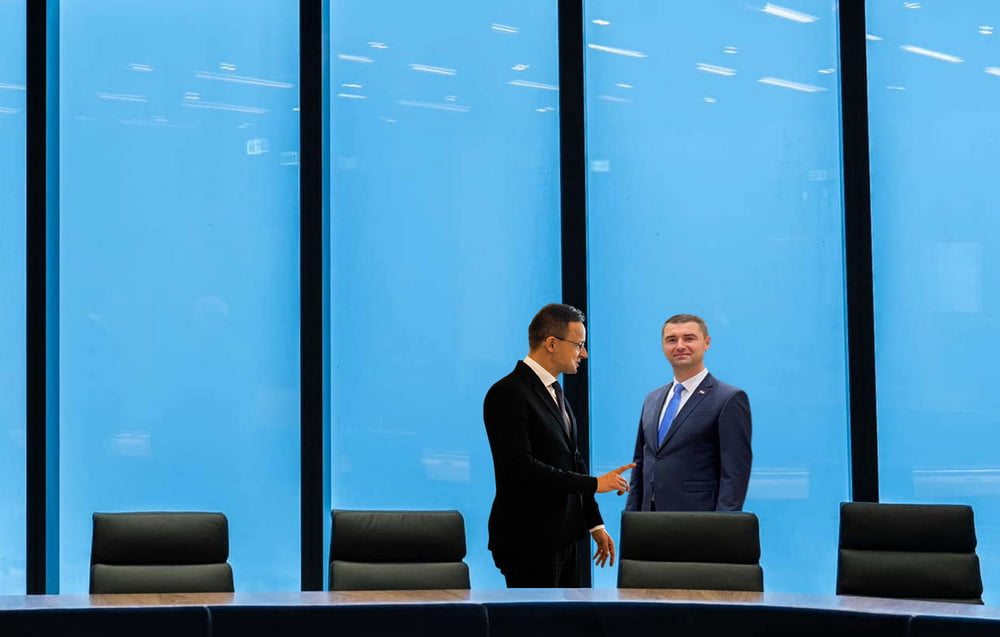 FIKTÍV TALÁLKOZÓ az orosz olajjal kapcsolatban: Szijjártó Péter és Davor Filipović