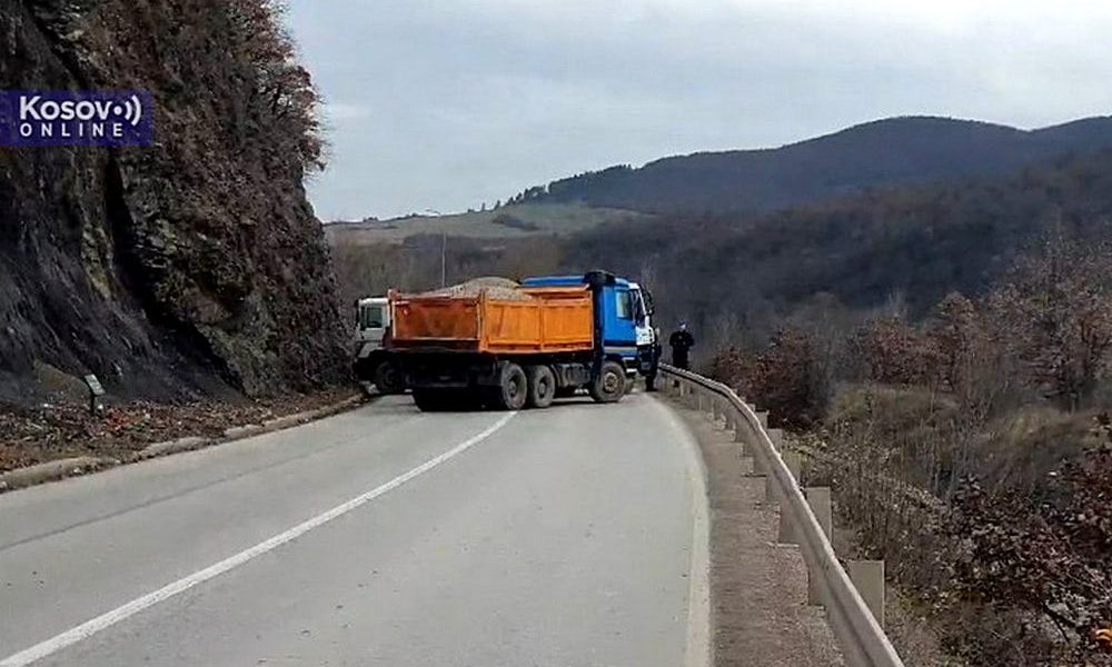 Koszovói szerb barikád Zubin Potok térségében, ahol nyugalom honol, miközben kicsit odébb lövöldözés hangja veri fel a csendet.