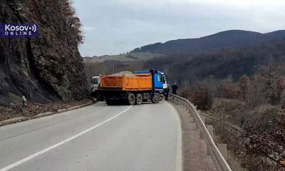Koszovói szerb barikád Zubin Potok térségében, ahol nyugalom honol, miközben kicsit odébb lövöldözés hangja veri fel a csendet.