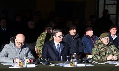 HANGOLÁS: A szerb elnök a védelmi miniszter és a főparancsnok társaságában egy hadgyakorlatot tekint meg december 5-én, még a koszovói barikádok emelése előtt (Forrás: Twitter, szerb védelmi minisztérium)