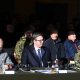 HANGOLÁS: A szerb elnök a védelmi miniszter és a főparancsnok társaságában egy hadgyakorlatot tekint meg december 5-én, még a koszovói barikádok emelése előtt (Forrás: Twitter, szerb védelmi minisztérium)