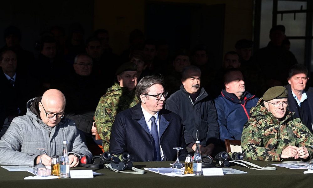 HANGOLÁS: A szerb elnök a védelmi miniszter és a főparancsnok társaságában egy hadgyakorlatot tekint meg december 5-én, még a koszovói barikádok emelése előtt (Forrás: Twitter, szerb védelmi minisztérium)