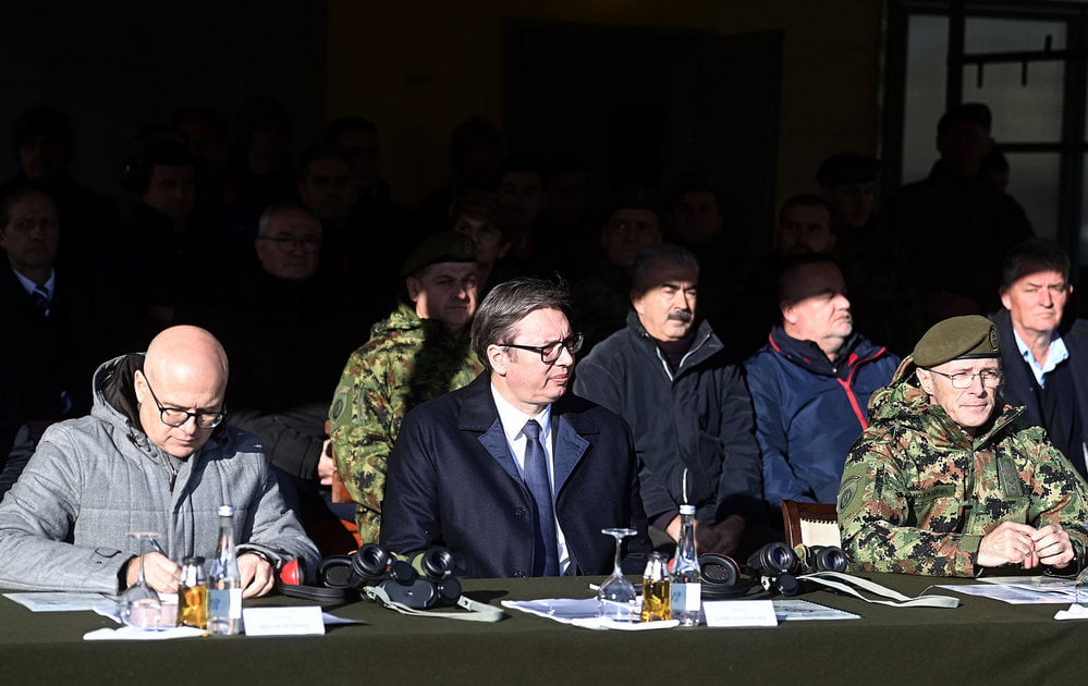 HANGOLÁS: A szerb elnök a védelmi miniszter és a főparancsnok társaságában egy hadgyakorlatot tekint meg december 5-én, még a koszovói barikádok emelése előtt (Forrás: Twitter, szerb védelmi minisztérium)