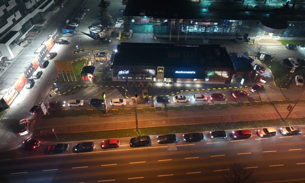 AZ UTOLSÓ BURGER: Hatalmas sor az egyik boszniai McDonald’s drive-in részlege előtt (Forrás: Klix)