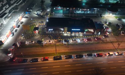AZ UTOLSÓ BURGER: Hatalmas sor az egyik boszniai McDonald’s drive-in részlege előtt (Forrás: Klix)
