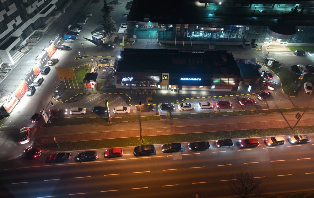 AZ UTOLSÓ BURGER: Hatalmas sor az egyik boszniai McDonald’s drive-in részlege előtt (Forrás: Klix)