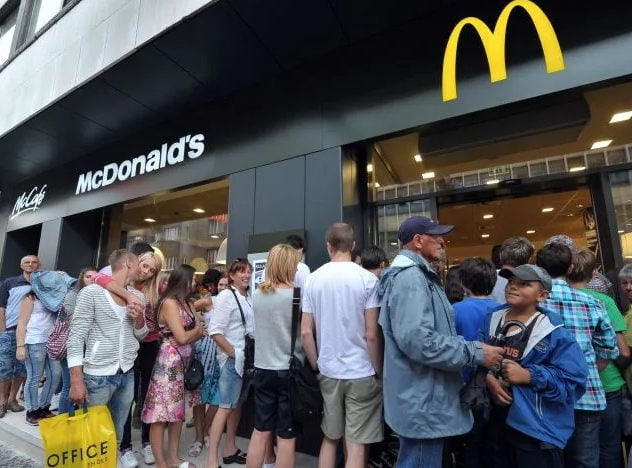 Az első McDonald’s 2011. augusztus 1-én nyílt meg Szarajevóban, illetve Boszniában (Forrás: Yahoo)