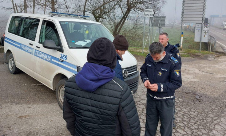 Bosnyák rendőrök ellenőrzik a csecsen menekülteket (Slobodna)