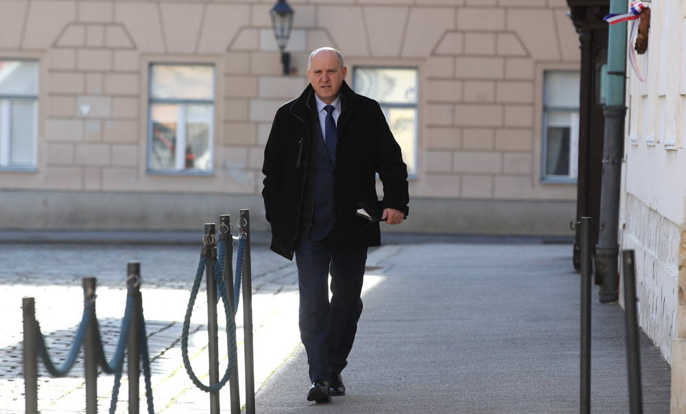 Mikimauszos ragtapasz: a horvát kormány nem vész el, csak átalakul 2 Van-e nála ragtapasz? Branko Bačič régi/új munkahelyére tart (Forrás: HDZ)