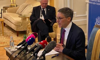 Derek Chollet, amerikai külpolitikai tanácsadó a szerb sajtónak nyilatkozik a koszovói szerbekről