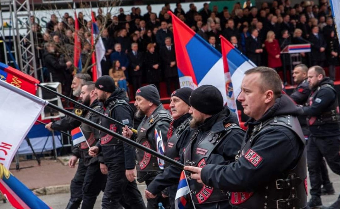 Az igazi keménymag: az Éjszaka Farkasai, háttérben Milorad Dodik & Co.