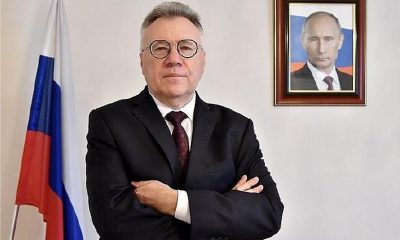Igor Kalabuhov vezérével a háttérben (Forrás: Klix.ba)