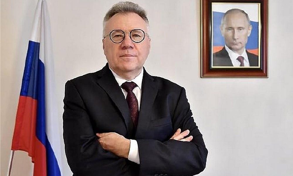 Igor Kalabuhov vezérével a háttérben (Forrás: Klix.ba)