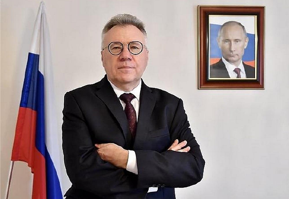 Igor Kalabuhov vezérével a háttérben (Forrás: Klix.ba)