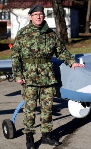 BAYRAKTAR HELYETT: A kínaiak besegítettek a szerbeknek, hogy saját drónjuk legyen 2 Saša Lakić alezredes a szerb drónnal pózol