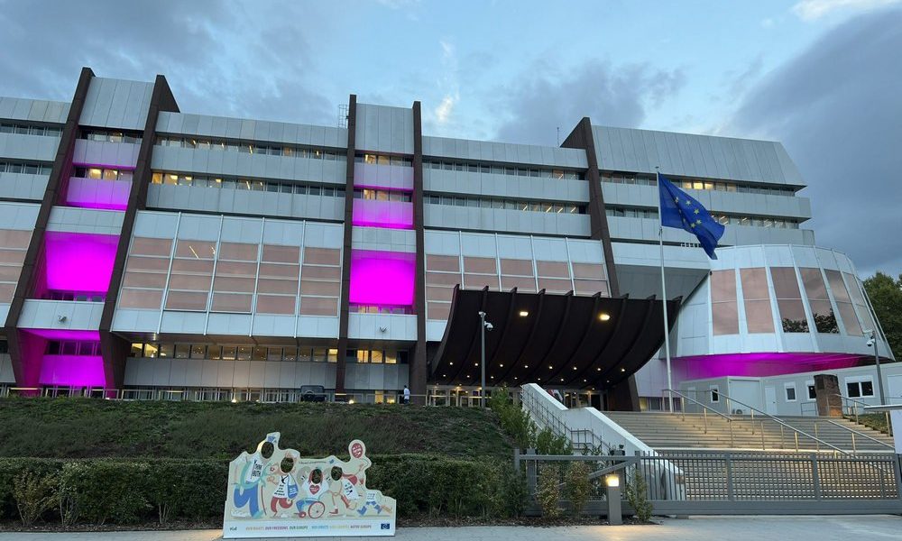 Az Európa Tanács a remény lila fényében úszik