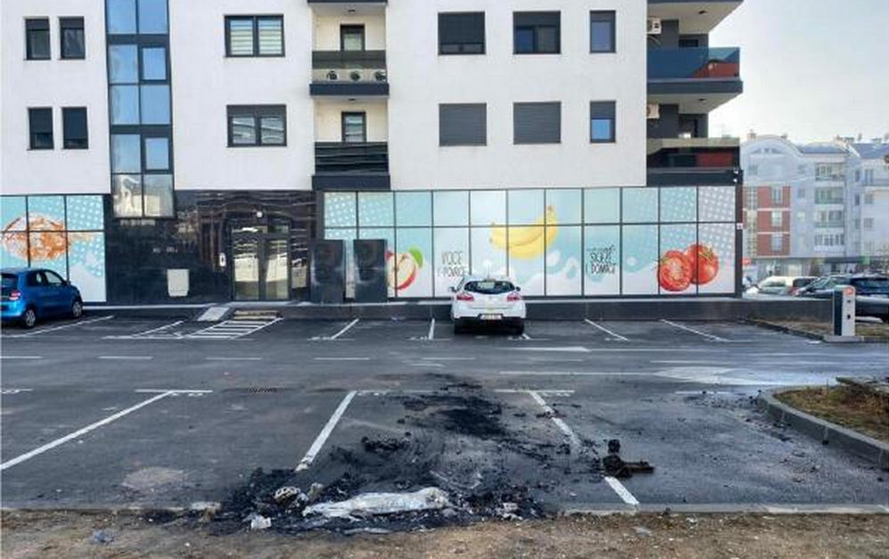 Annyi sem maradt Predrag Nešić autójából, hogy egy lavórt lehessen belőle csinálni (Forrás: faktormagazin.ba)