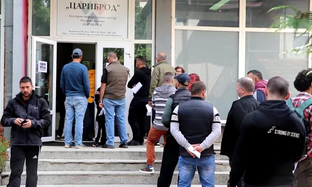 2022-ben sorban álltak a szavazásra várakozók, összehoztak egy patthelyzetet (Forrás: YouTube, Screenshot)